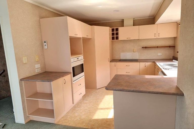 Photo of property in 16 Garcia Place, West Harbour, Auckland, 0618