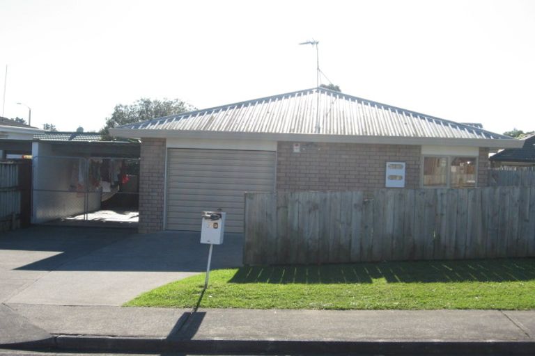 Photo of property in 1/2 Senecio Place, Weymouth, Auckland, 2103