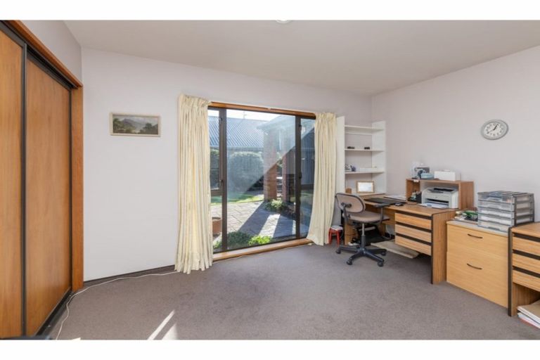 Photo of property in 22 Berkshire Drive, Avonhead, Christchurch, 8042