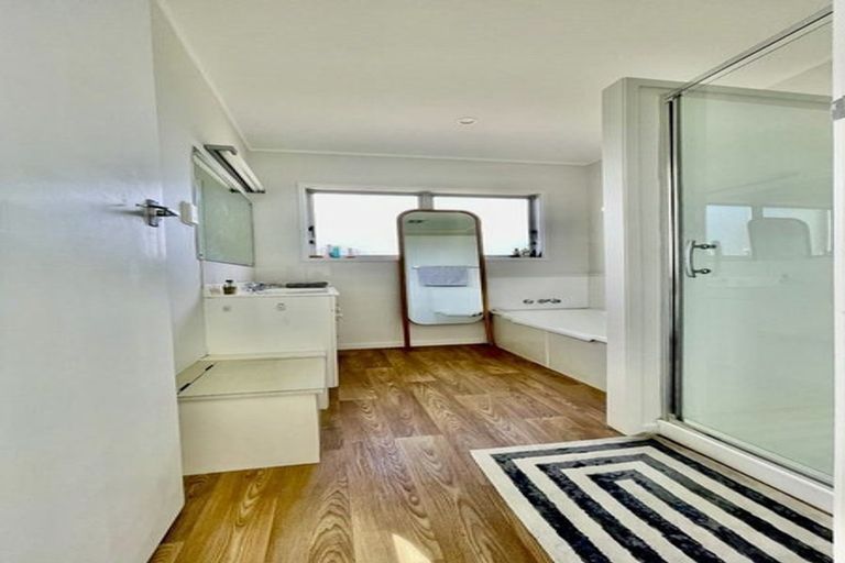 Photo of property in 2/4 Wilding Avenue, Northcote Point, Auckland, 0627