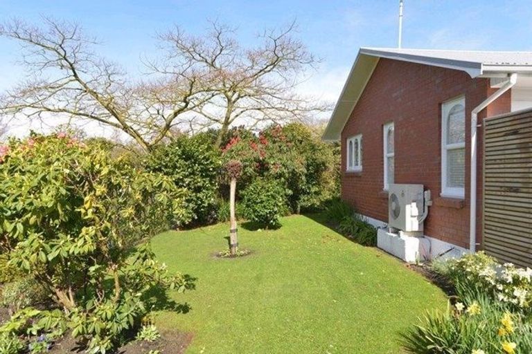 Photo of property in 51 Grahams Road, Ilam, Christchurch, 8041
