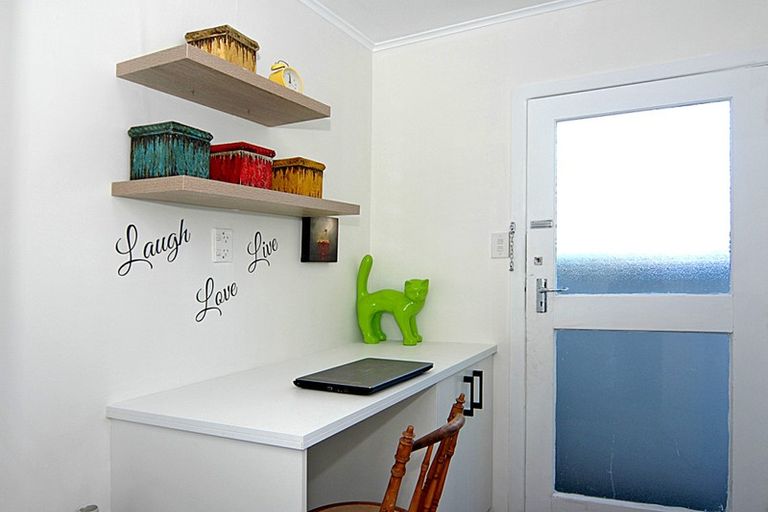 Photo of property in 7c Cheyne Walk, Newlands, Wellington, 6037