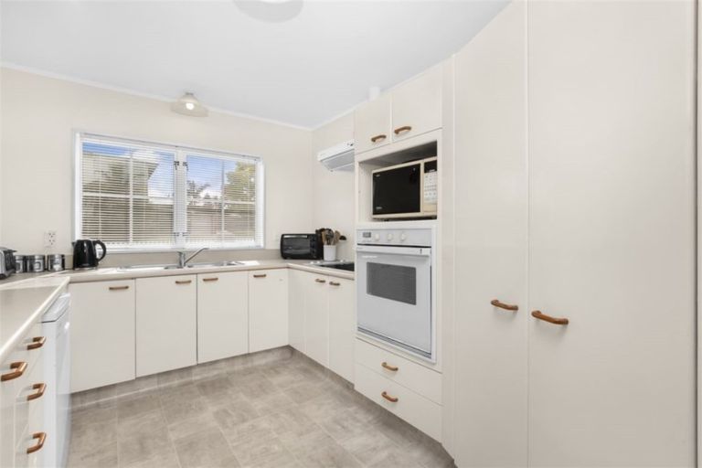 Photo of property in 2/10 Grande Vue Road, Hillpark, Auckland, 2102