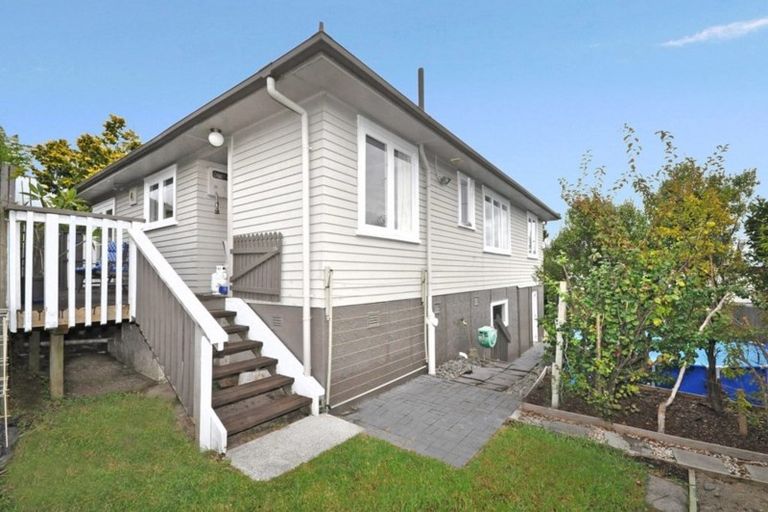 Photo of property in 86 Sylvan Crescent, Te Atatu South, Auckland, 0610