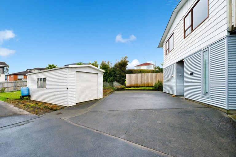 Photo of property in 1 Cron Avenue, Te Atatu South, Auckland, 0610