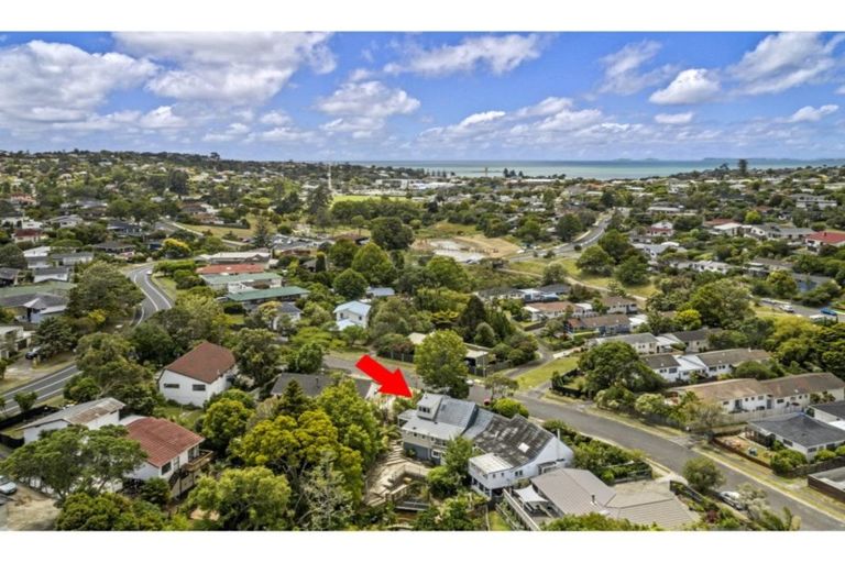 Photo of property in 1/5 Scarlock Avenue, Browns Bay, Auckland, 0630