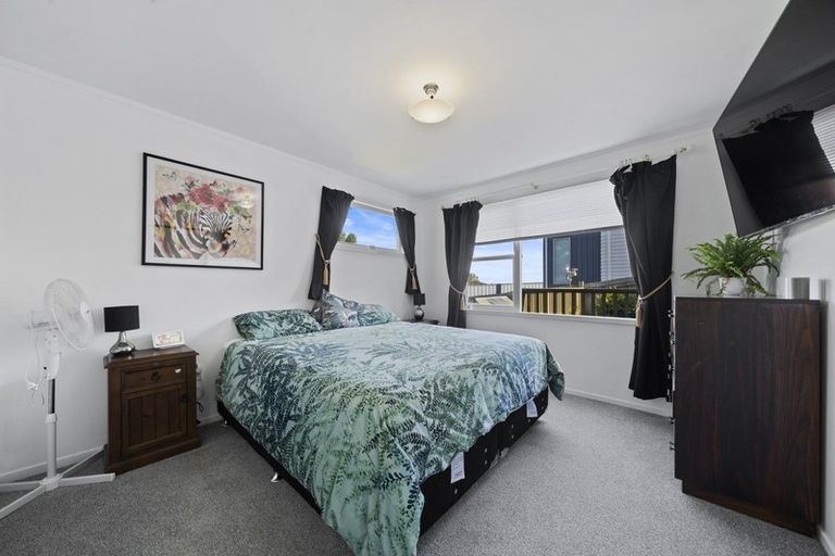 Photo of property in 27 Griffiths Grove, Newlands, Wellington, 6037