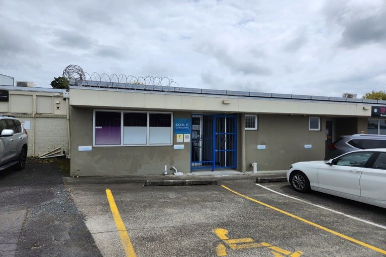 Photo of property in 120 Great South Road, Takanini, 2112