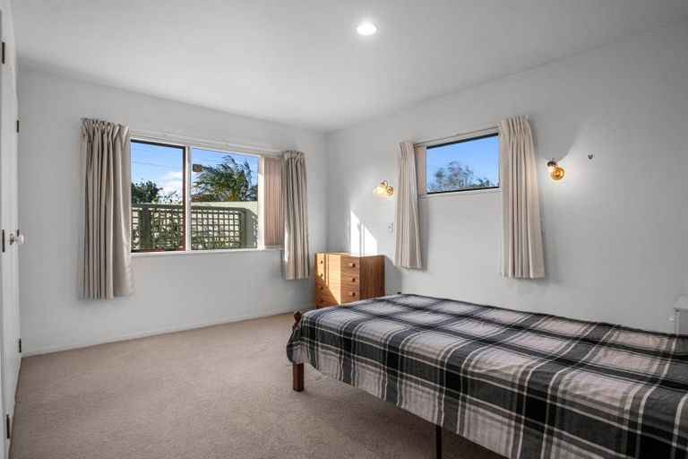 Photo of property in 1/32 Park Road, Glenfield, Auckland, 0629