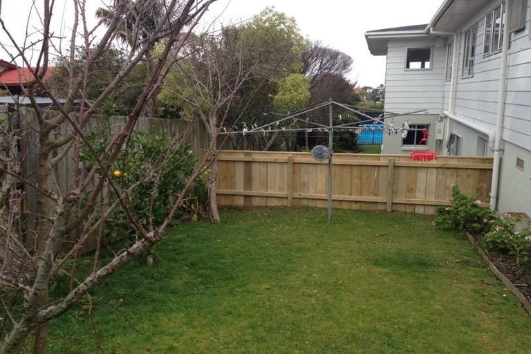 Photo of property in 14 Holdaway Avenue, Northcote, Auckland, 0627