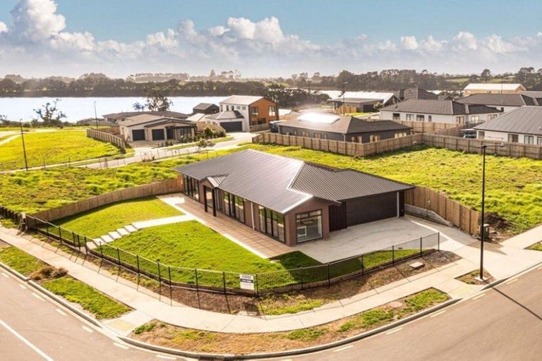 Photo of property in 18 Okohaka Avenue, Glenbrook, 2681