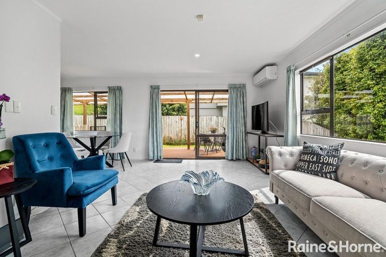 Photo of property in 2/35 Topliss Drive, Northcross, Auckland, 0632