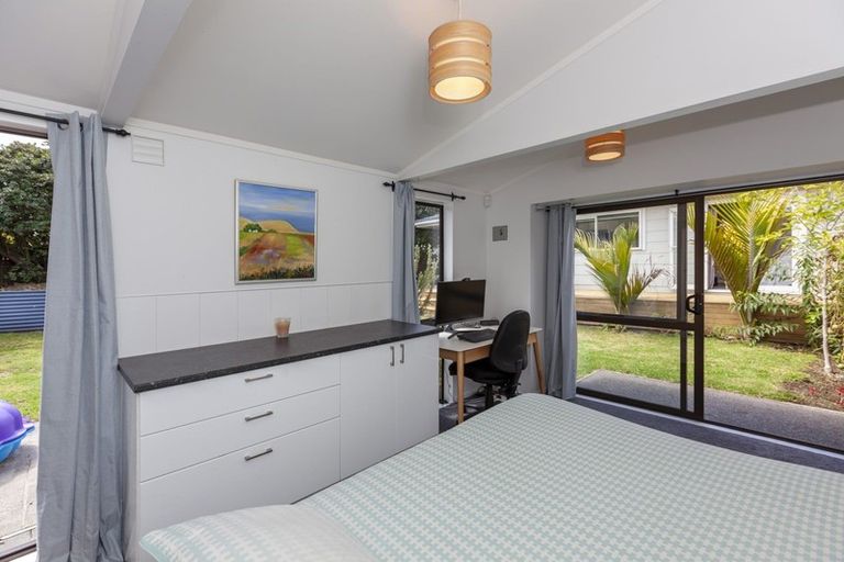 Photo of property in 9 Nugget Grove, Raumati Beach, Paraparaumu, 5032