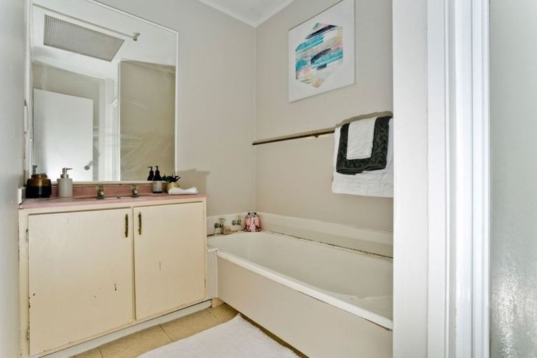 Photo of property in 1/136 Lynn Road, Bayview, Auckland, 0629