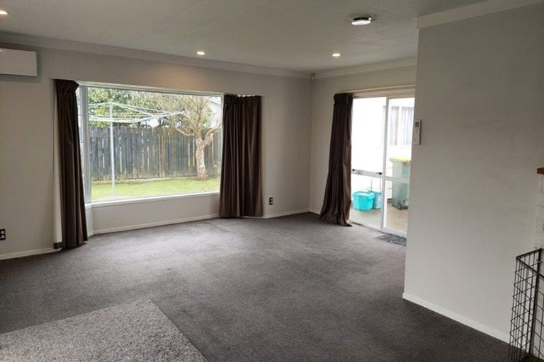 Photo of property in 98 Oakfield Crescent, Pukete, Hamilton, 3200