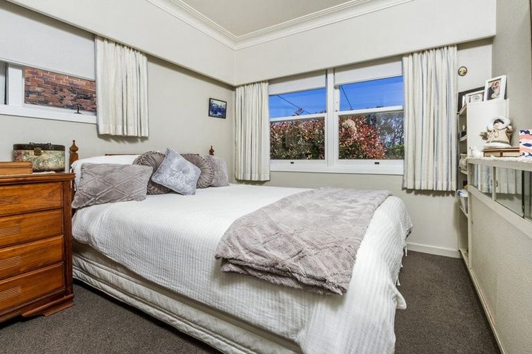 Photo of property in 72 Ocean View Road, Northcote, Auckland, 0627