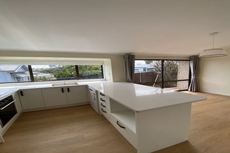 Photo of property in 1/6 Clare Place, Glenfield, Auckland, 0629