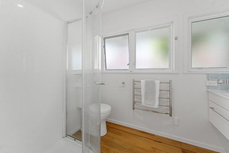 Photo of property in 1/5 Dudding Avenue, Northcote, Auckland, 0627