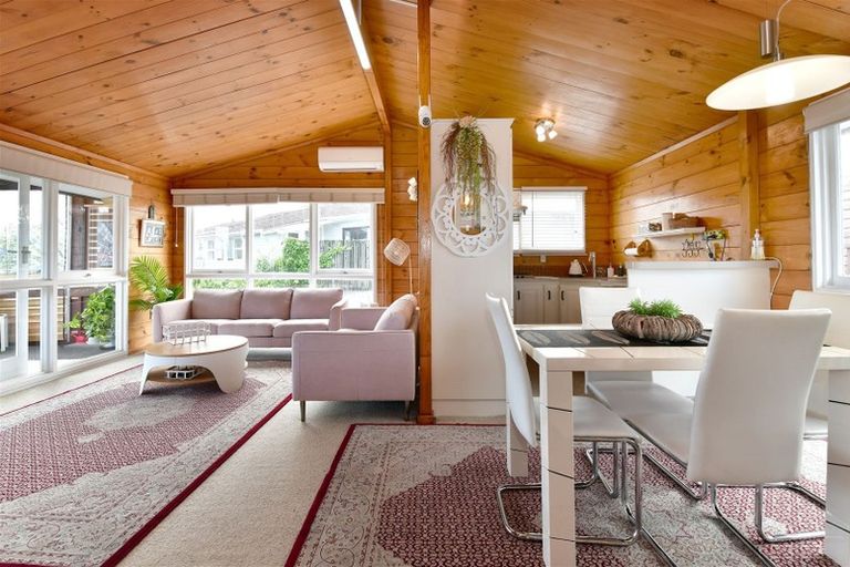 Photo of property in 60 Carlisle Road, Browns Bay, Auckland, 0630