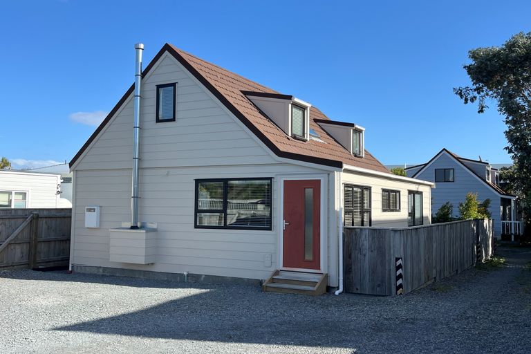 Photo of property in 15 Mana Esplanade, Paremata, Porirua, 5026