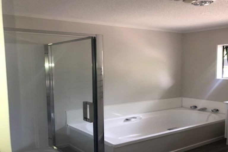 Photo of property in 8 Wirihana Road, Titirangi, Auckland, 0604