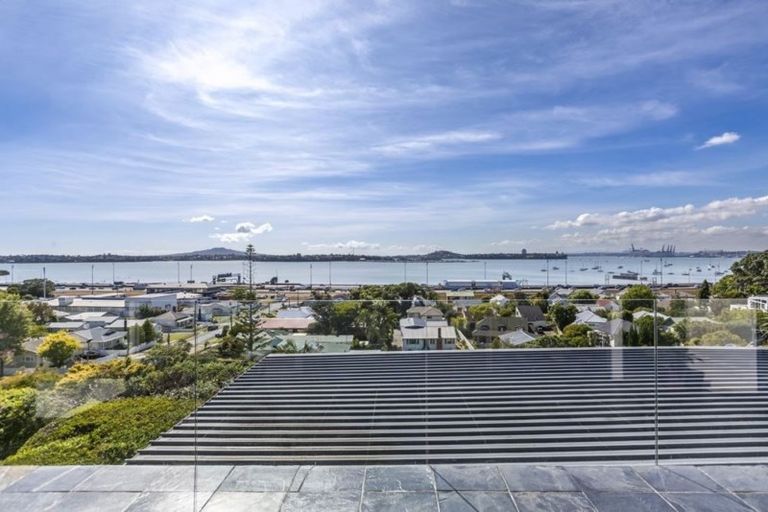 Photo of property in 1/1 Richmond Avenue, Northcote Point, Auckland, 0627