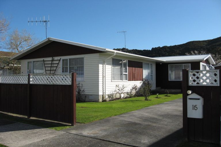 Photo of property in 15 Matthews Road, Wainuiomata, Lower Hutt, 5014
