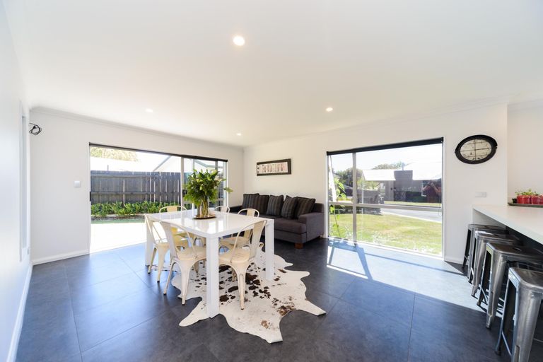 Photo of property in 6 D'urville Place, Kelvin Grove, Palmerston North, 4414