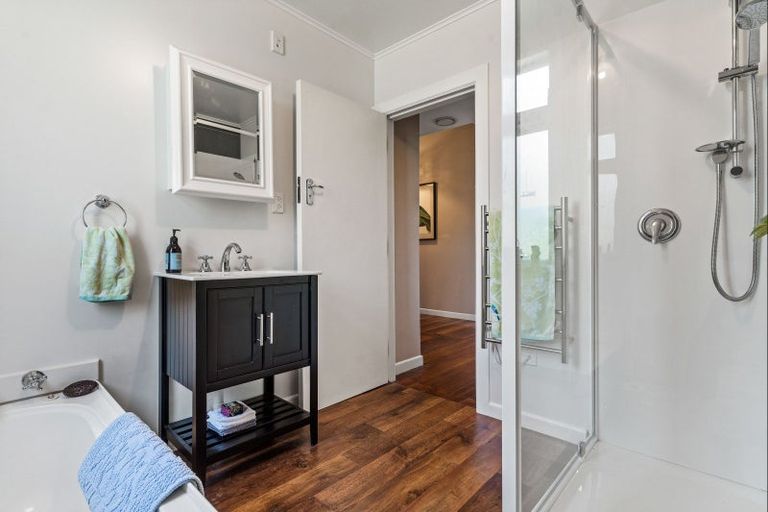 Photo of property in 2 Seddon Street, Carterton, 5713