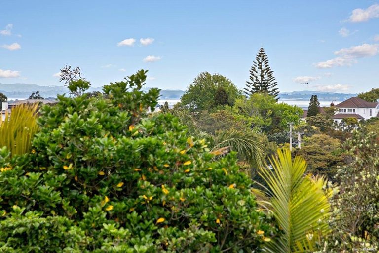 Photo of property in 10 Halcombe Place, Green Bay, Auckland, 0604
