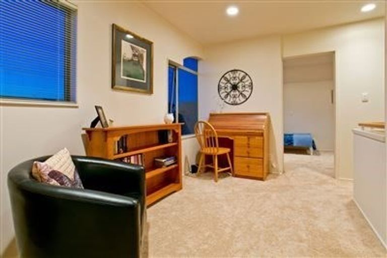 Photo of property in 2/24 Shakespeare Road, Milford, Auckland, 0620