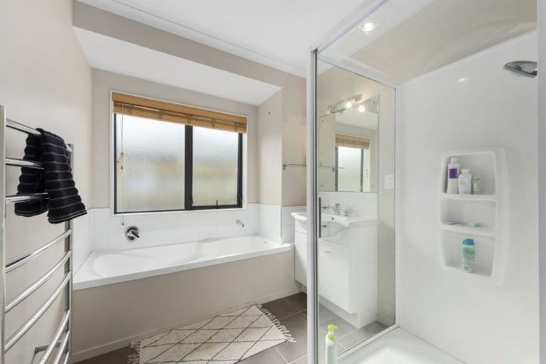 Photo of property in 19 Aragon Grove, Kingsley Heights, Upper Hutt, 5018