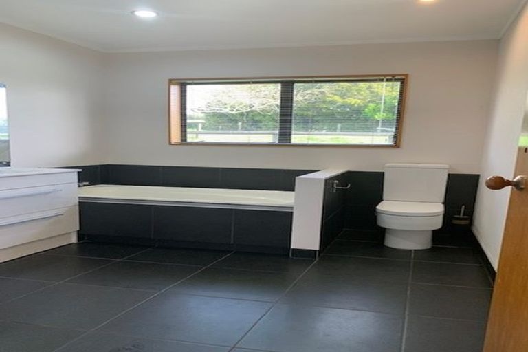 Photo of property in 454 Taupaki Road, Kumeu, 0892