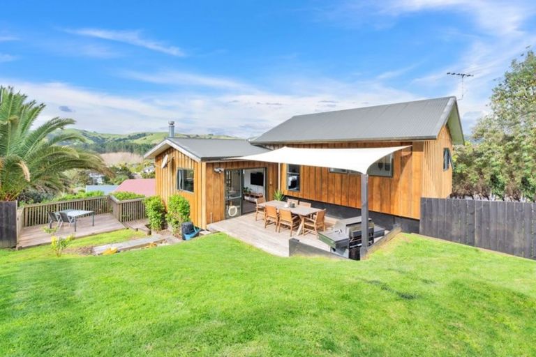 Photo of property in 15 Empressa Heights, Helensville, 0800