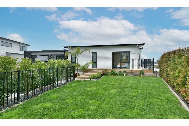 Photo of property in 110 Arran Point Parade, Orewa, 0931