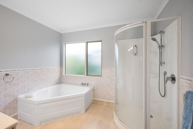 Photo of property in 2 Lowndes Place, Taradale, Napier, 4112