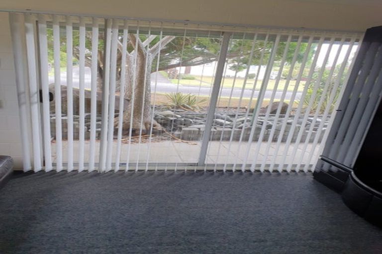 Photo of property in 15 Jenelin Road, Glendene, Auckland, 0602