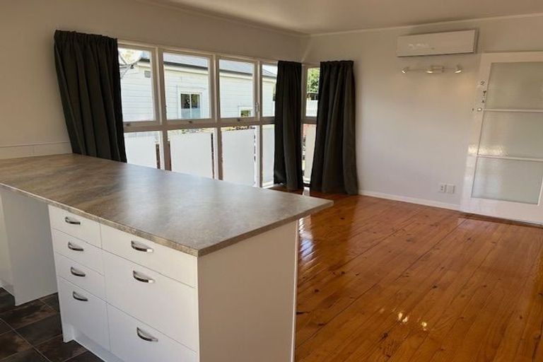 Photo of property in 2/70 Gladstone Road, Northcote, Auckland, 0627