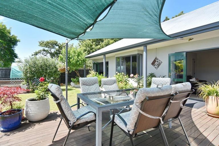 Photo of property in 21 Thornwood Place, Redwood, Christchurch, 8051