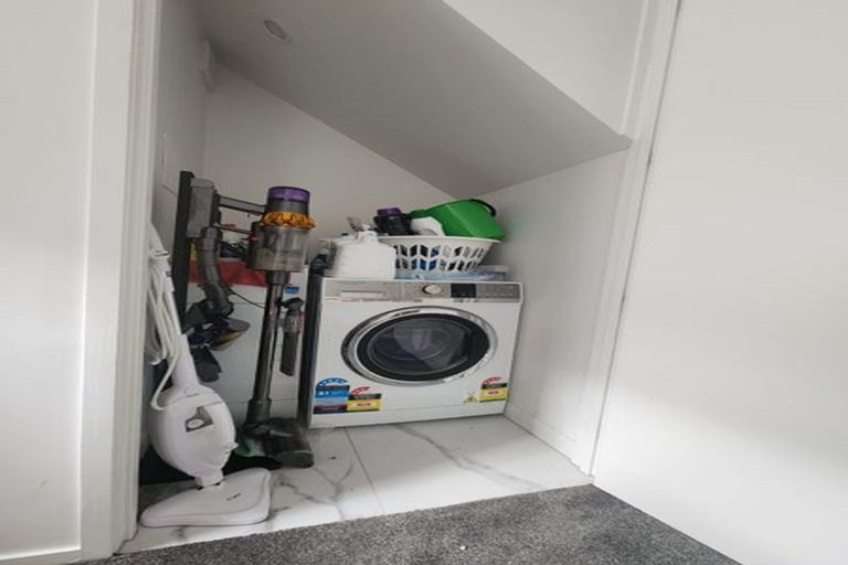 Photo of property in 52d Vodanovich Road, Te Atatu South, Auckland, 0610