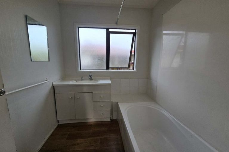 Photo of property in 52 Kelwyn Road, Kelston, Auckland, 0602