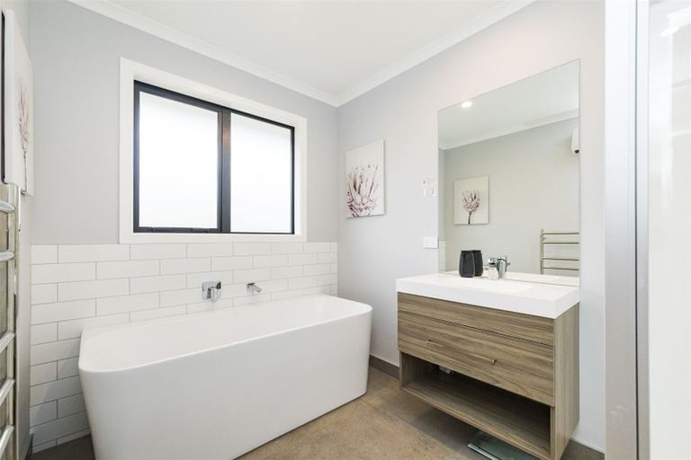 Photo of property in 202 Pacific Drive, Fitzherbert, Palmerston North, 4410