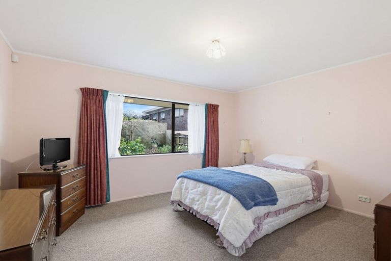 Photo of property in 2/13 Greers Road, Weymouth, Auckland, 2103