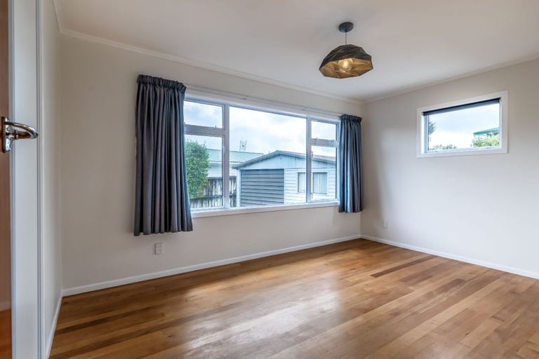 Photo of property in 73 Gloria Avenue, Te Atatu Peninsula, Auckland, 0610