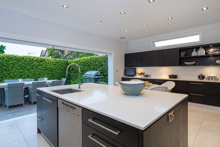 Photo of property in 13 Ocean View Road, Milford, Auckland, 0620