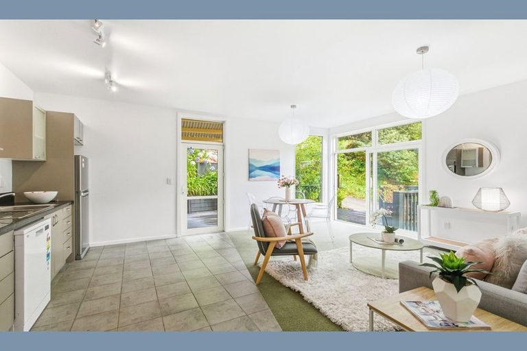 Photo of property in 2/39 Onslow Road, Khandallah, Wellington, 6035