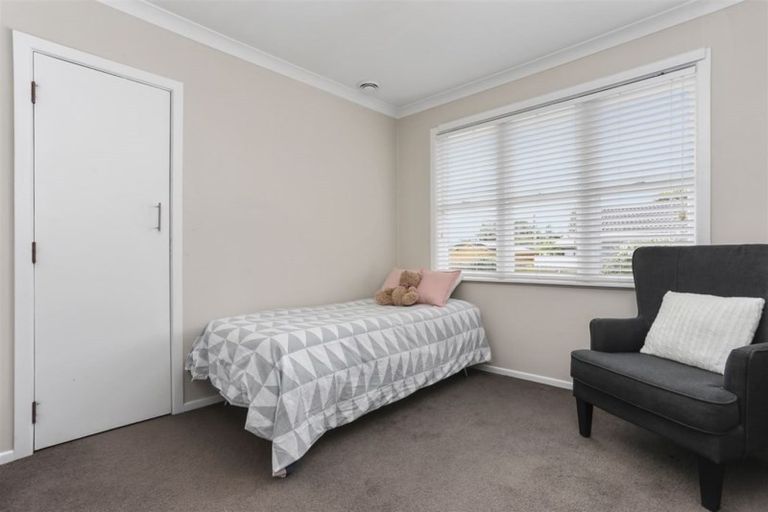 Photo of property in 22 Rewarewa Road, Te Atatu Peninsula, Auckland, 0610