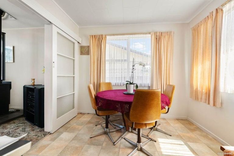 Photo of property in 50 Chilcott Road, Henderson, Auckland, 0612