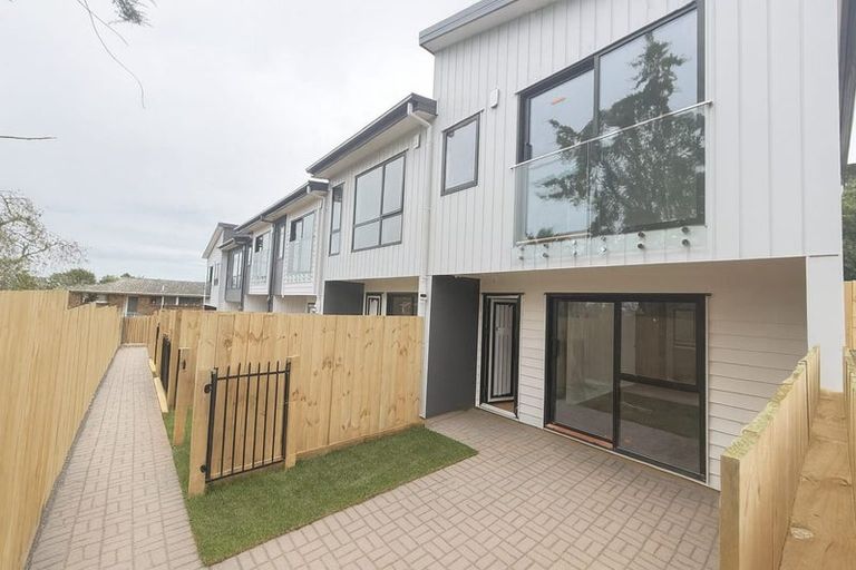 Photo of property in 43 Savoy Road, Glen Eden, Auckland, 0602