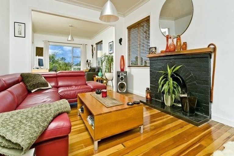 Photo of property in 255 Glenfield Road, Hillcrest, Auckland, 0627